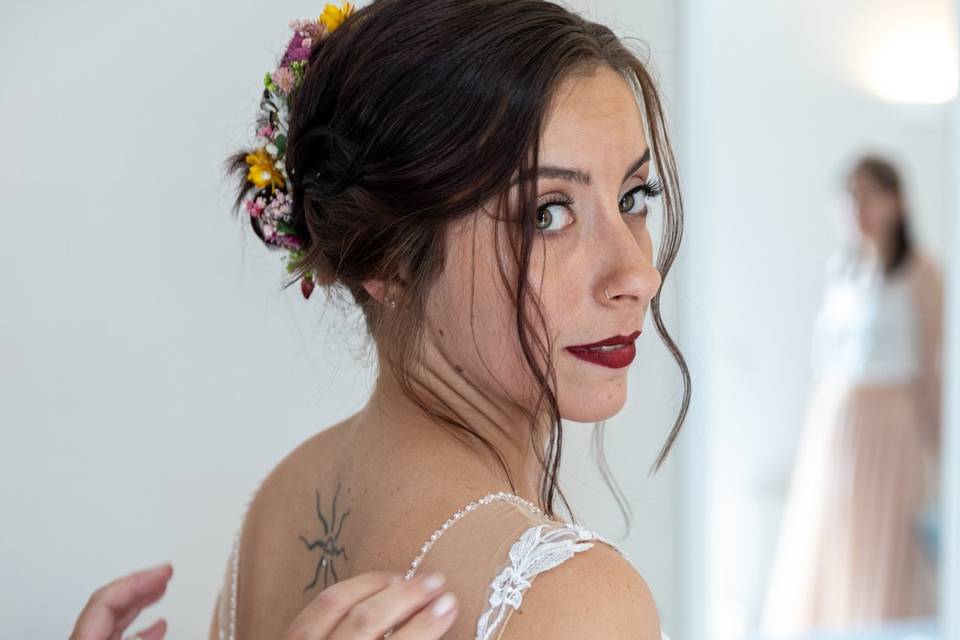 La mère ferme la robe