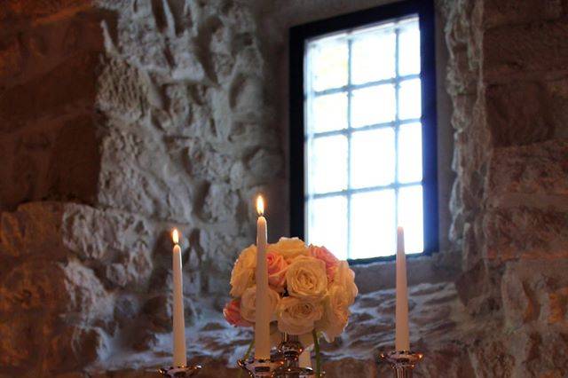 Chandelier et fleurs