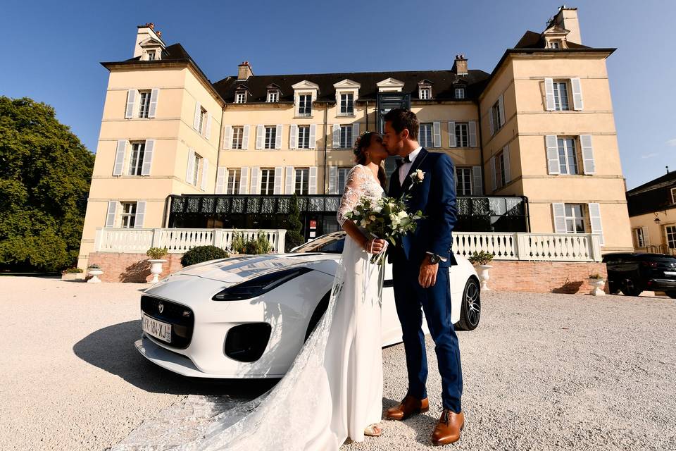 Mariés devant le Château