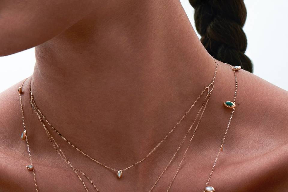 Swinging necklaces