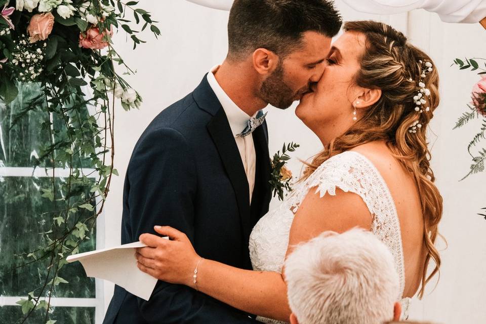 Embrassez la Mariée
