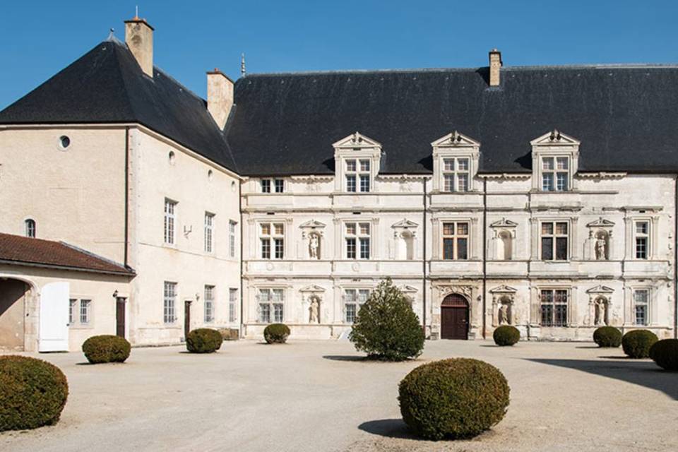 Chateau De Montbras