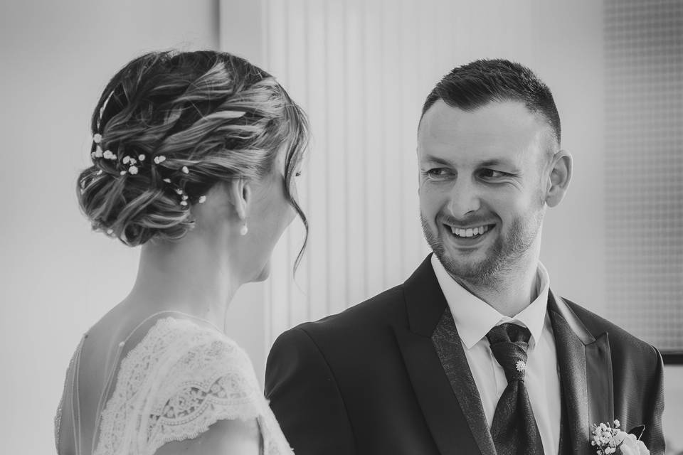 Regard amoureux du marié