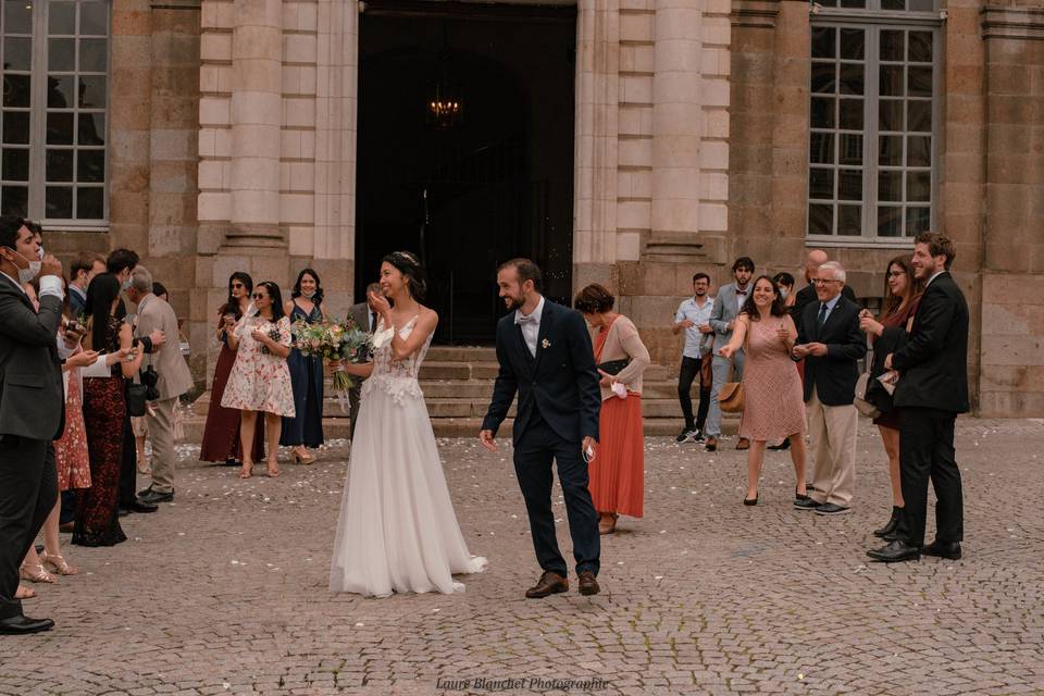 La sortie de la mairie