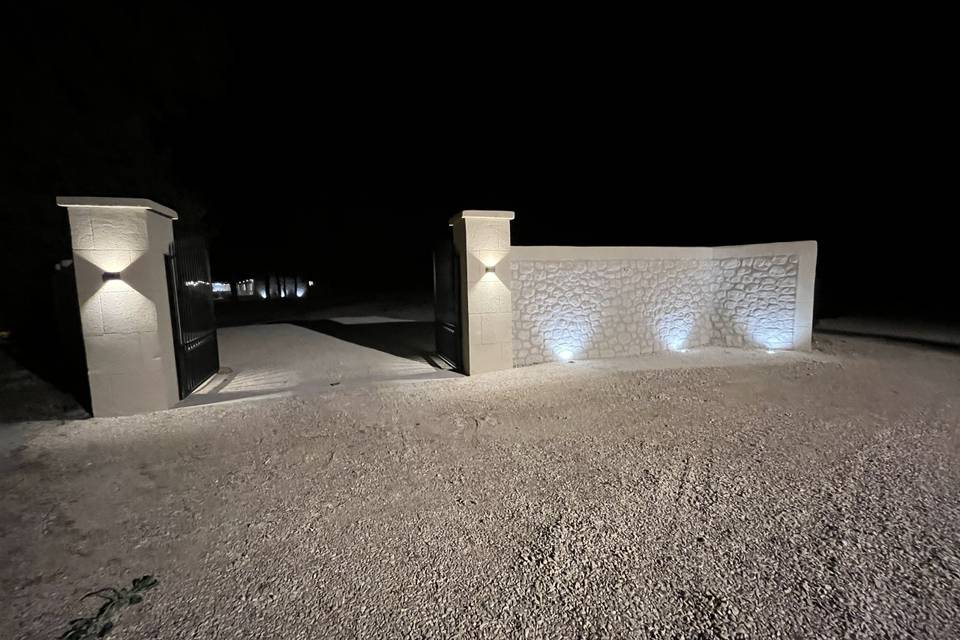 L’entrée By night