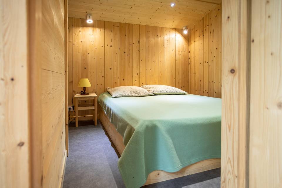 Chambre d'un chalet en bois