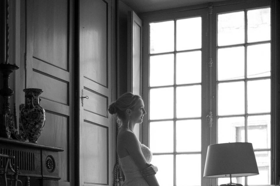Mariée à la fenêtre