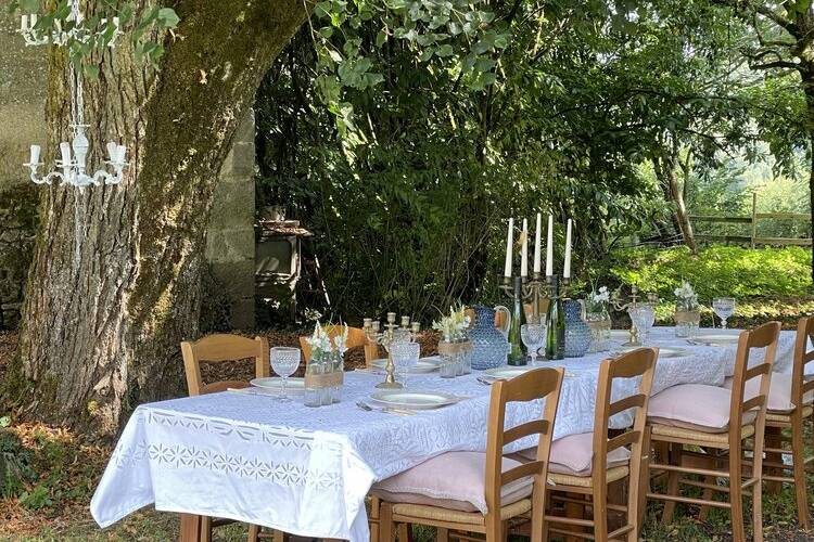 Table décorée extérieur grange