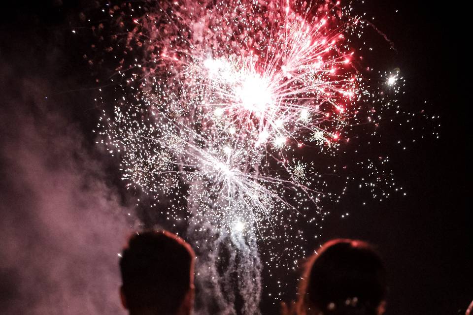 Feux d'artifice et mariés