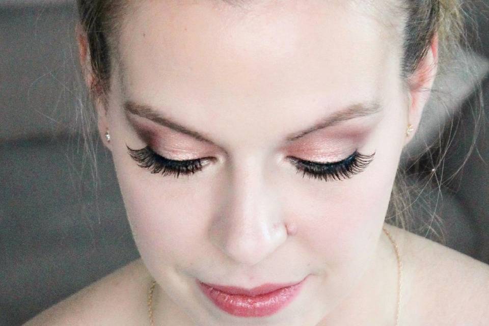 Détail maquillage avec faux cils