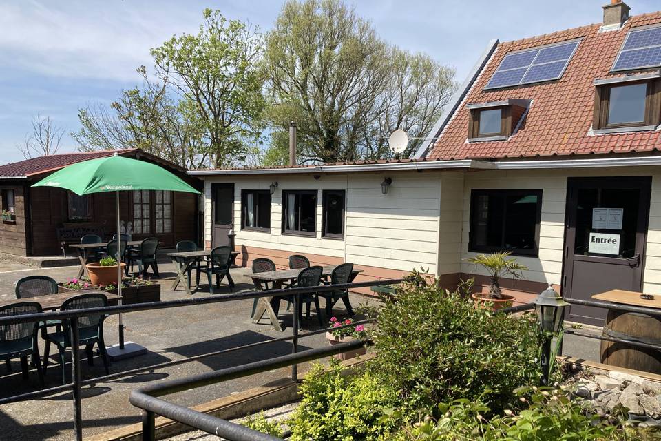 Terrasse attenante à la salle