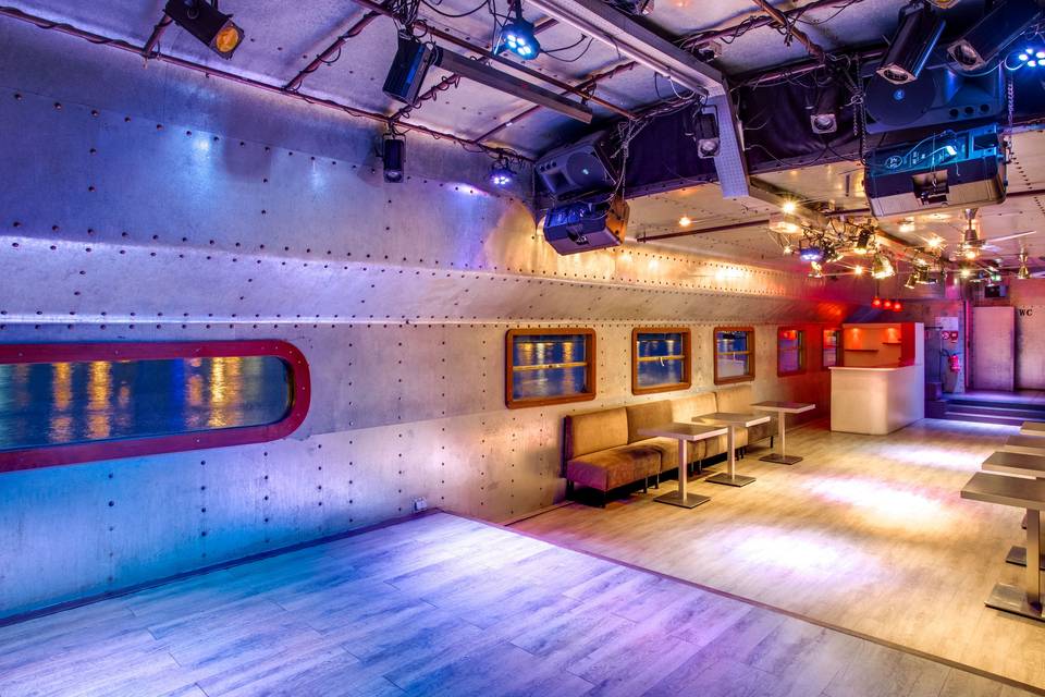 Salle basse vue de la cabine Dj