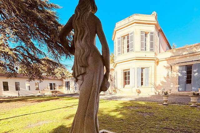 Fontaine devant la façade