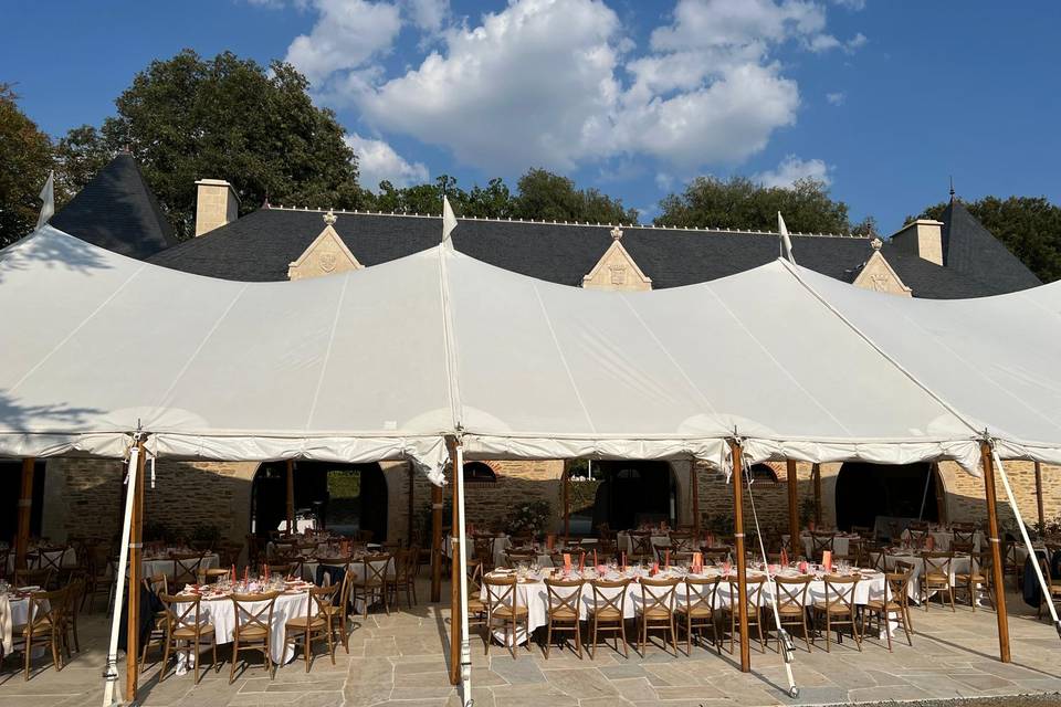 Le manoir avec une tente