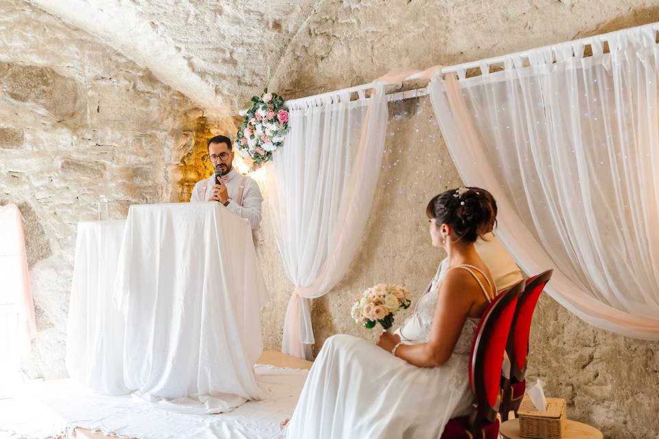 Salle en pierres voutée