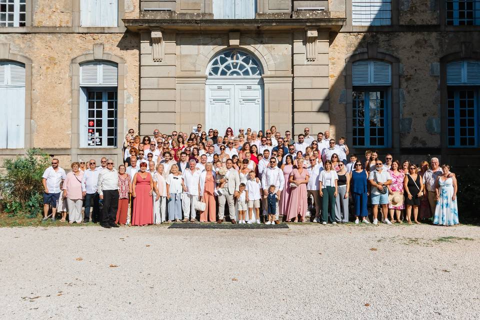 Sur le parvis du château