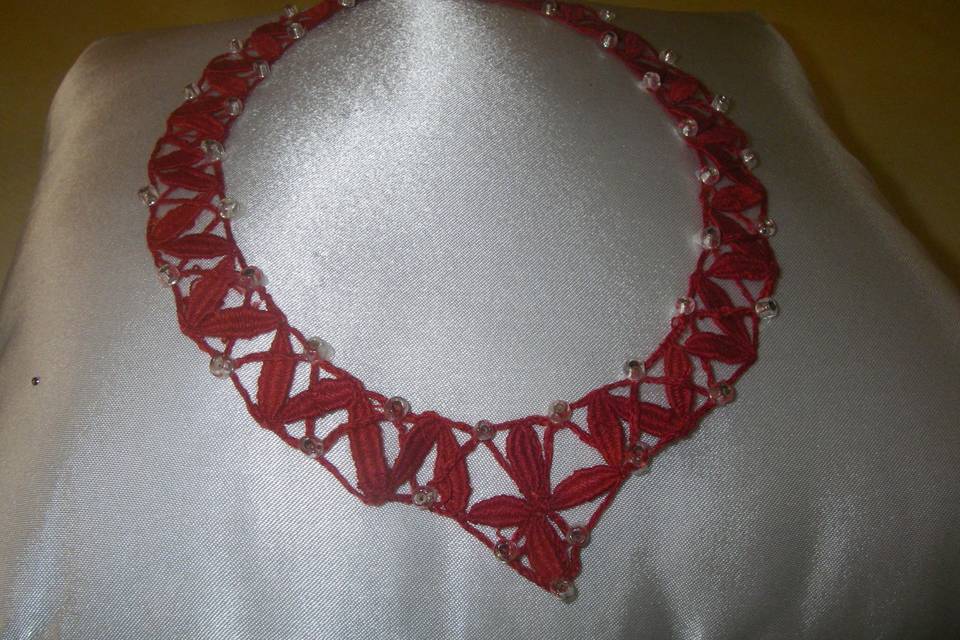 Collier avec perles en dentelle du Puy