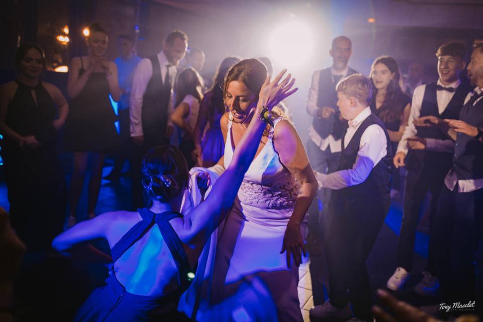 La mariée danse sur la piste