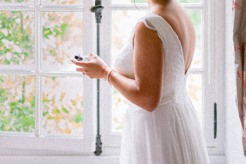 Une mariée regarde par la fenê