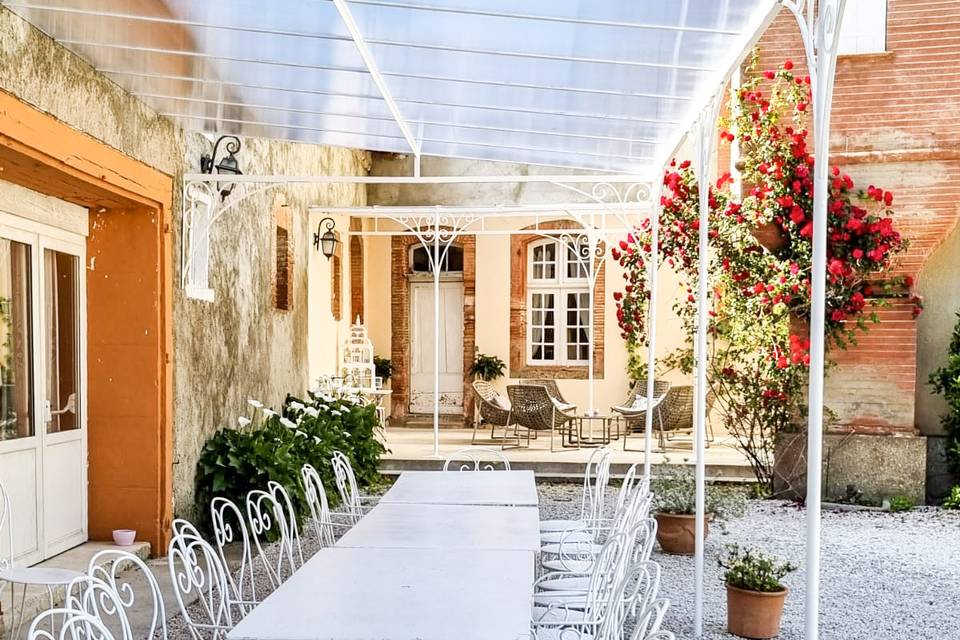 Tables sous la pergola