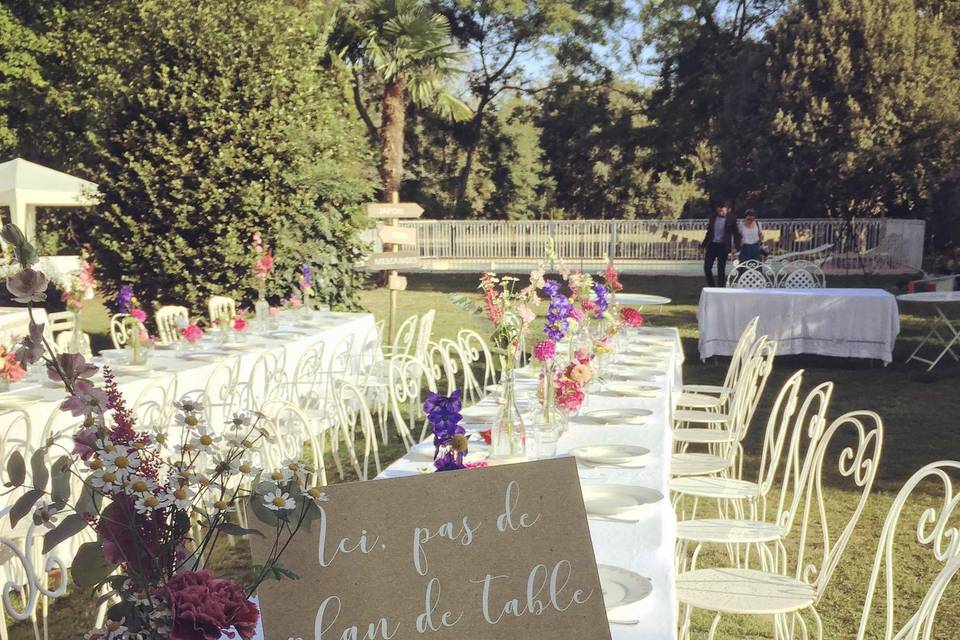 Tables dans le parc