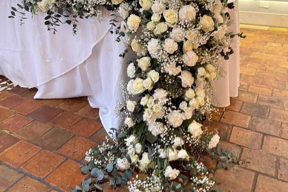 Table avec cascade de fleurs