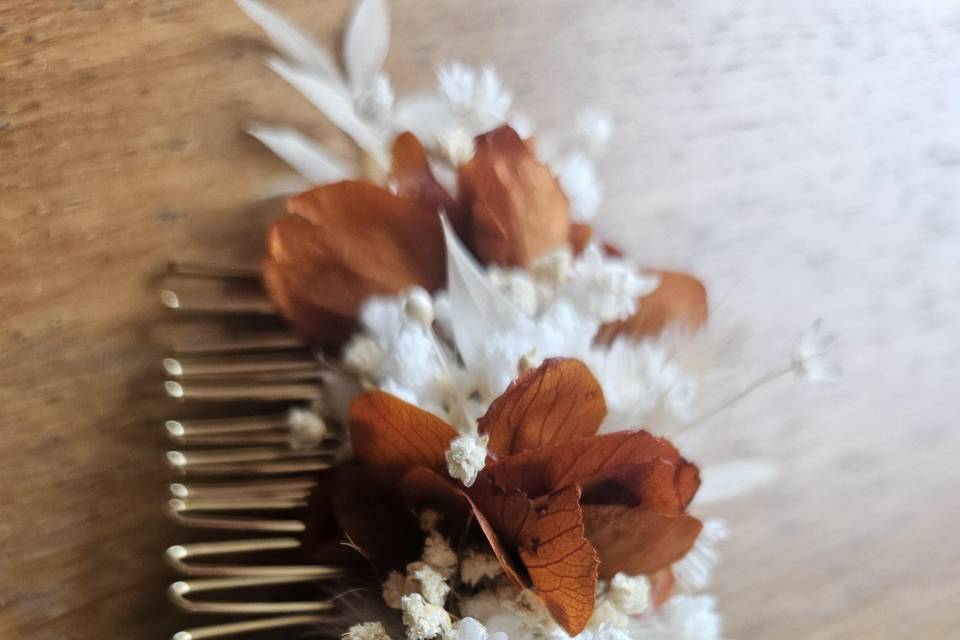 Peigne fleuri