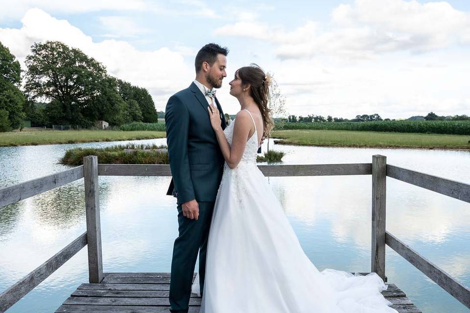 Couple devant un lac