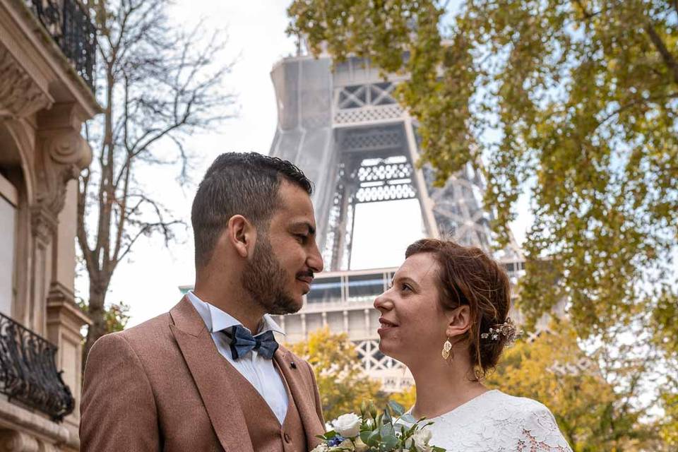 Couple devant la Tour Eiffel