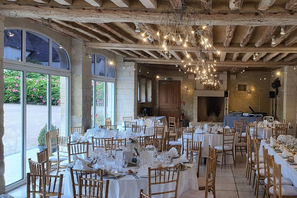 Mariage avec chaises en bois