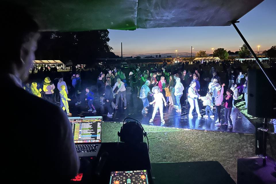 La foule danse devant le DJ