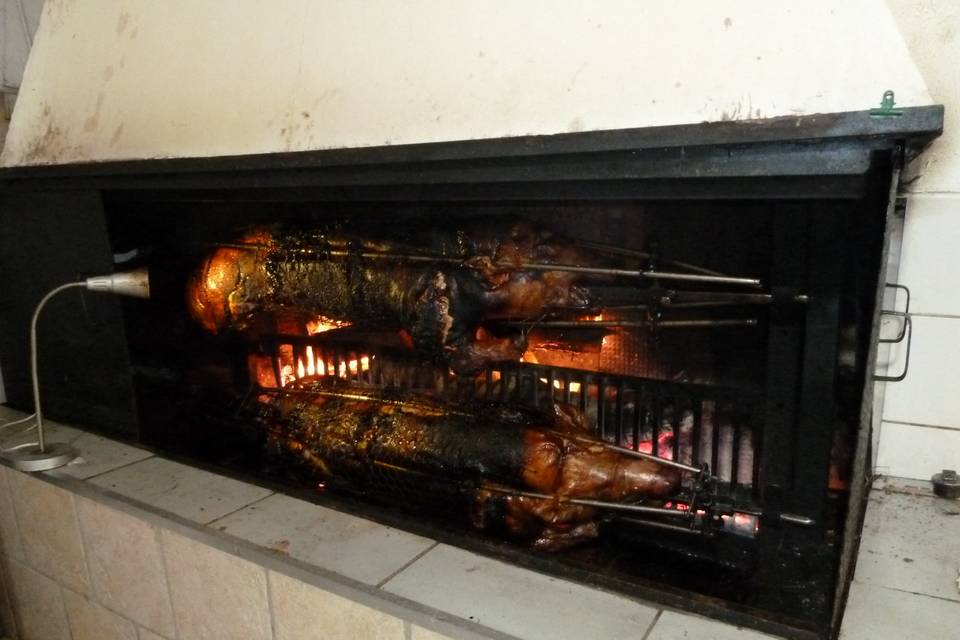 Cochon cuit au feu de bois