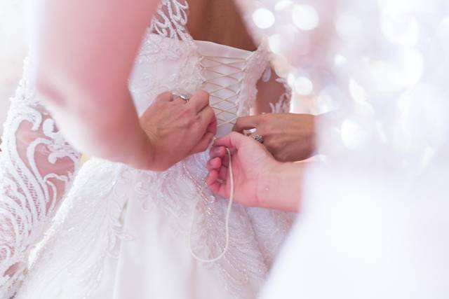 Détail de la dentelle de la robe de mariée