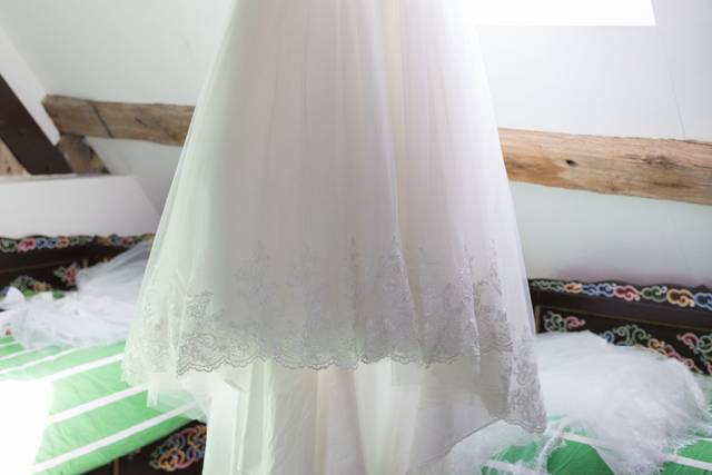 Robe de mariée suspendue sur un décor rustique en bois