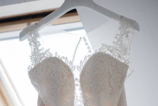 Détail des boutons dans le dos de la robe de mariée