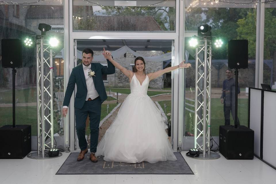 Mariée arrivant en soirée - éclairage scénique