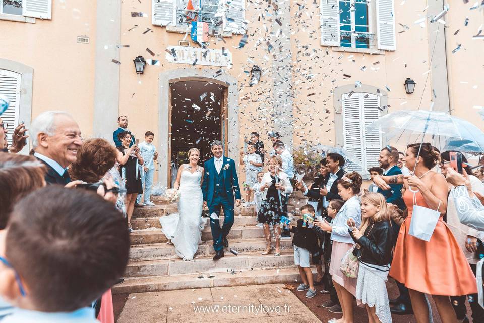 Lancer de confettis sur les mariés
