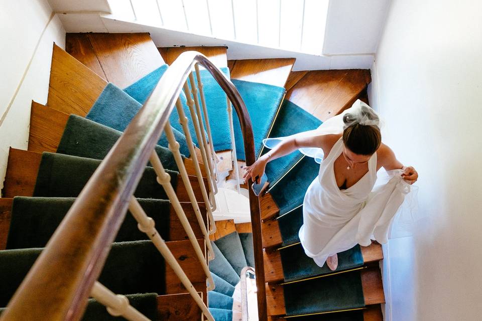 Mariés sur un escalier en bois extérieur