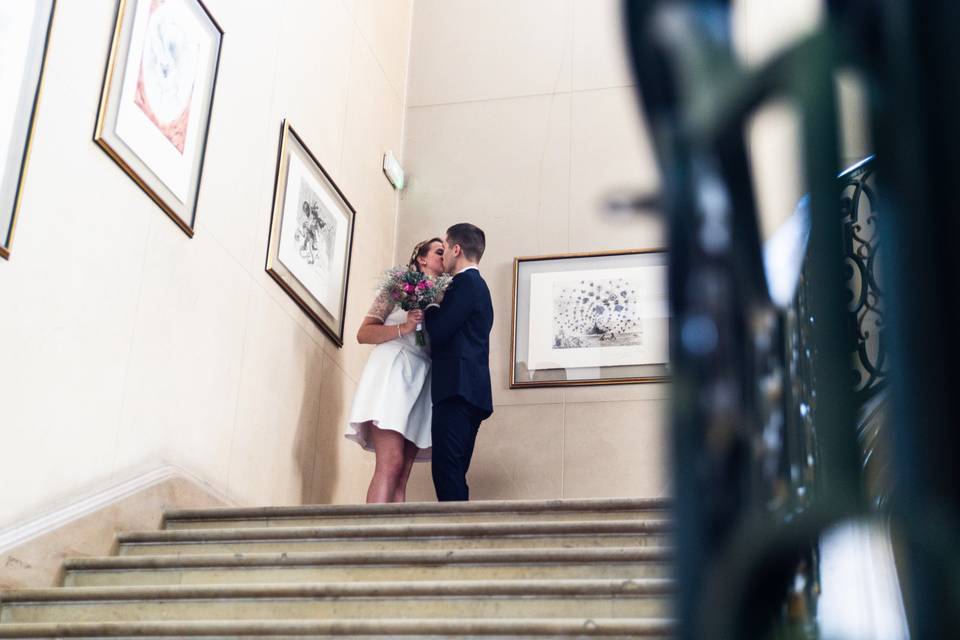 Mariés dans un escalier à la mairie