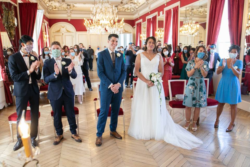 Photo de groupe avec les mariés