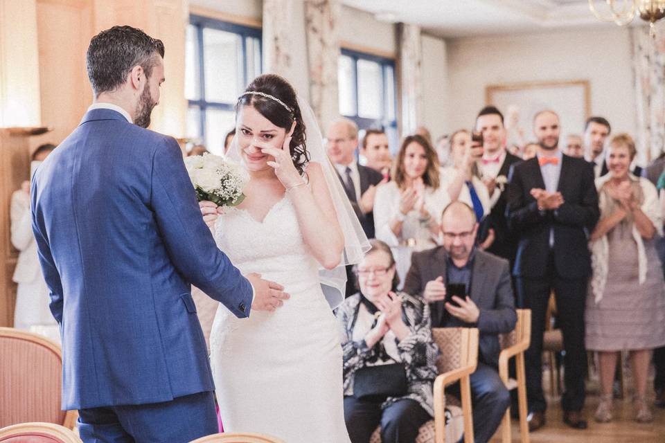 Invités applaudissant pendant la cérémonie