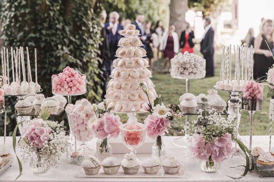 Table du gâteau de mariage fleuri