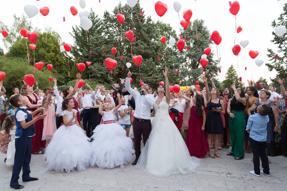 Invités célébrant avec des ballons rouges
