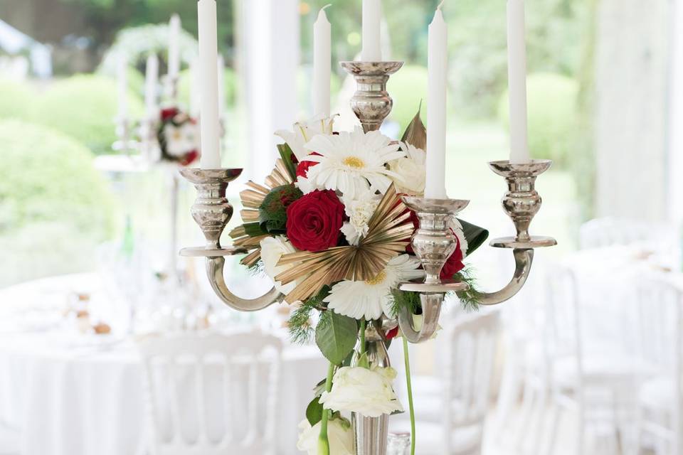 Centre de table avec bougies et roses rouges