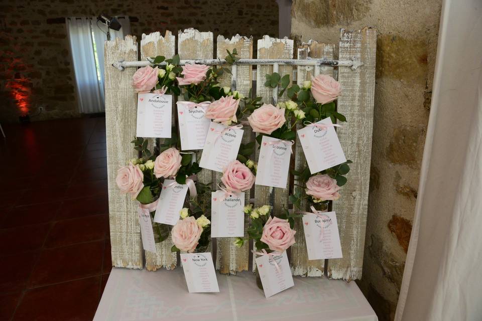Plan de table sur bois fleuri