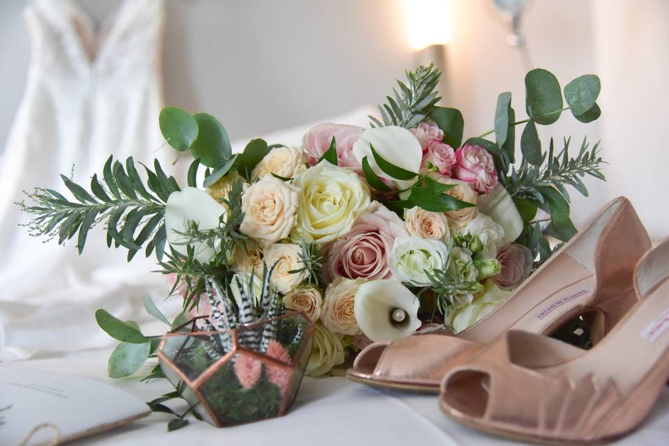 Bouquet de la mariée - fleurs roses et blanches