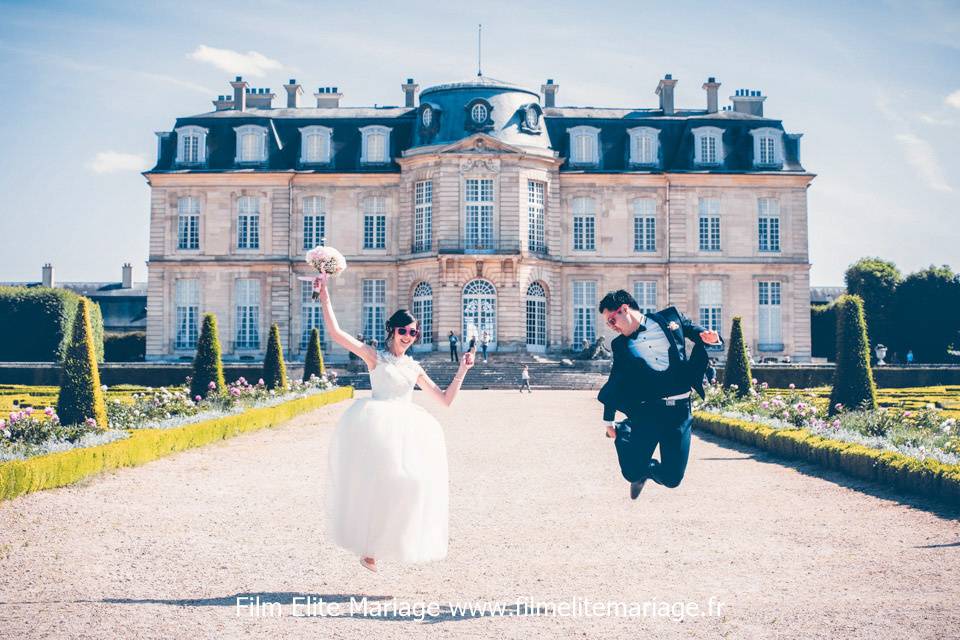 Mariés courant devant le château