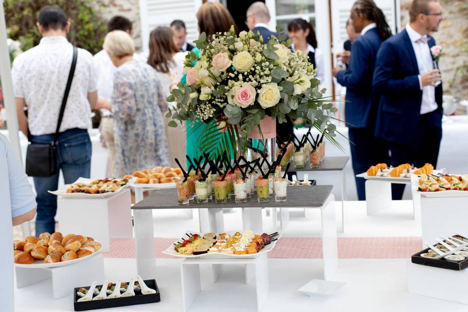 Invités échangeant pendant le cocktail