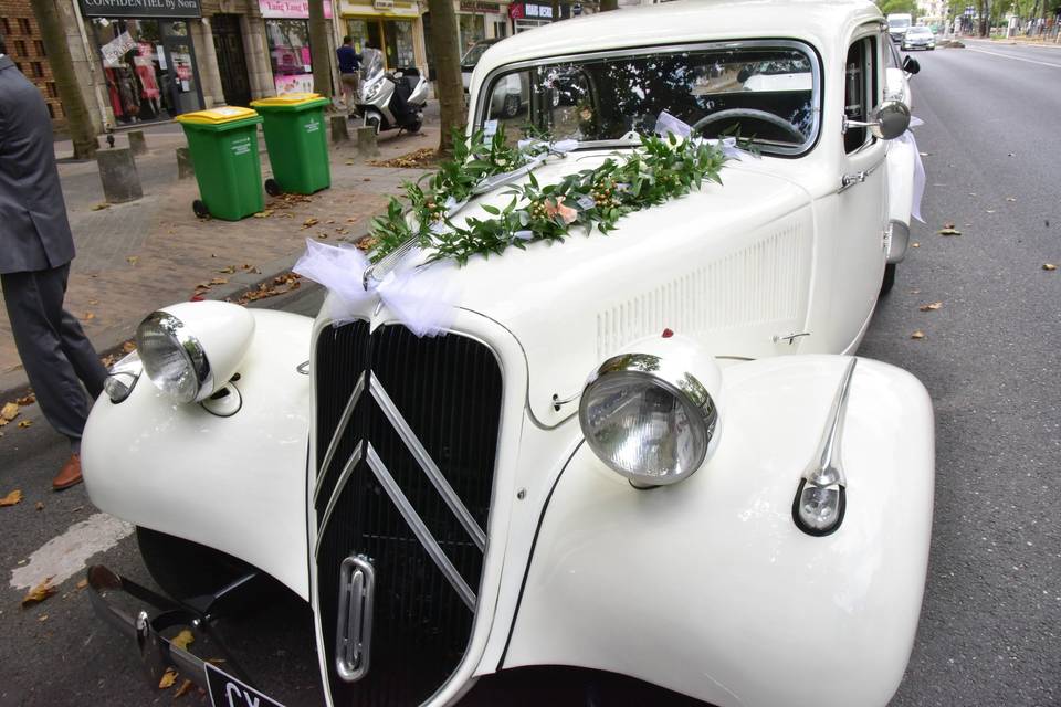 Voiture de mariage décorée de rubans