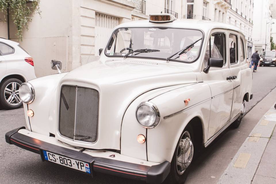 Voiture de mariage ancienne blanche